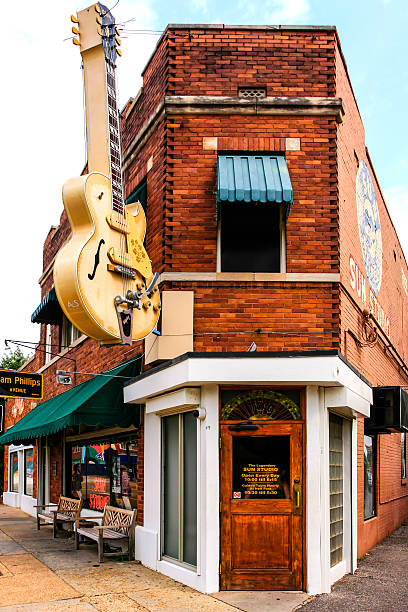 publicidade guitarra pendure do sol ginásio edifício em memphis no tennessee - memphis tennessee audio imagens e fotografias de stock