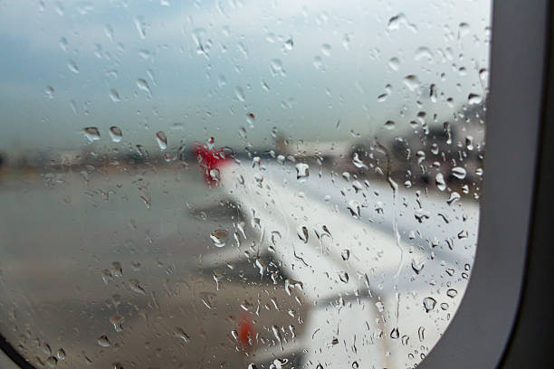 비 on 비행기 창문 - runway airport rain wet 뉴스 사진 이미지
