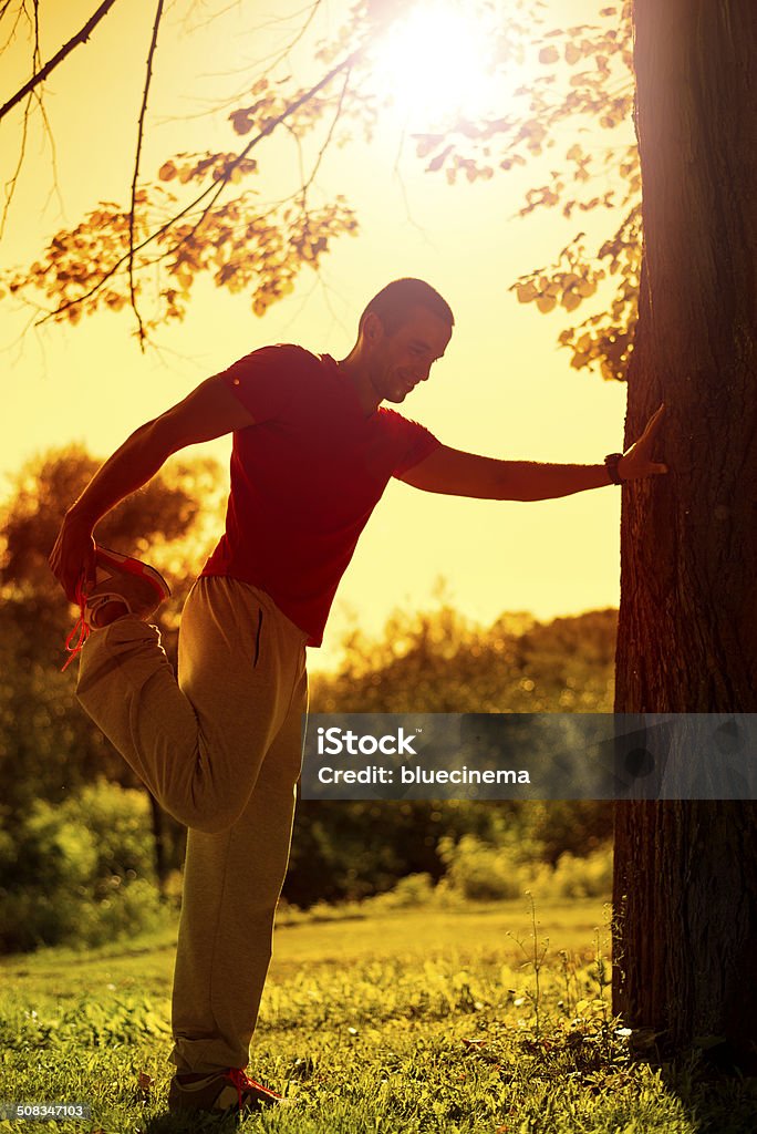 Hombre que se extiende - Foto de stock de Actividad libre de derechos