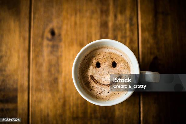 Glücklich Kaffeetasse Stockfoto und mehr Bilder von Kaffeepause - Kaffeepause, Kaffee - Getränk, Wochenendaktivität