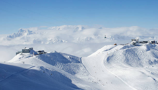 schweizer gebirge - mont blanc ski slope european alps mountain range stock-fotos und bilder