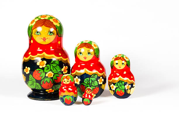 семья матрешки - russian nesting doll multi generation family doll russian culture стоковые фото и изображения