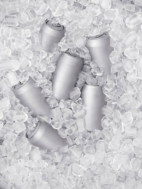 gelo frio de cerveja no gelo - beer cans imagens e fotografias de stock