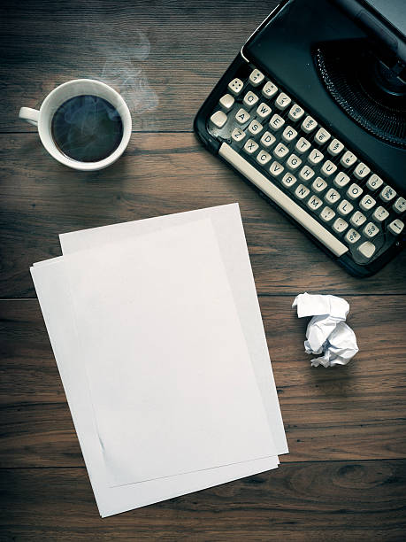 ビンテージタ��イプライターデスク - typewriter writing journalist typing ストックフォトと画像