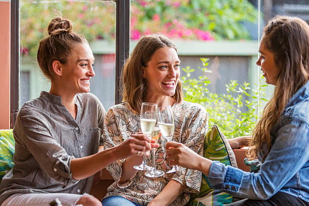 młodych kobiet świętowanie z szampana w barze - australia aborigine group of people friendship zdjęcia i obrazy z banku zdjęć