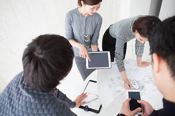 istock Business team to complete the drafting while watching the tablet 508351884