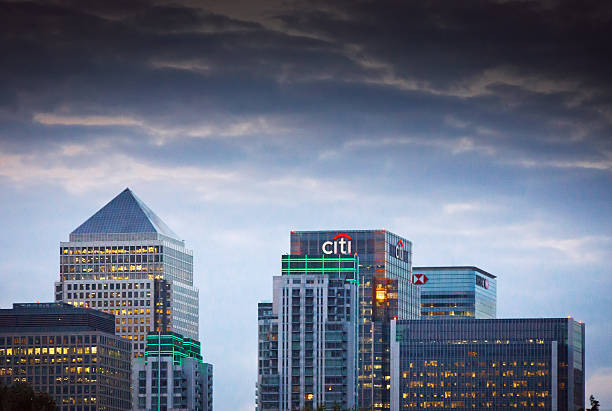 london canary wharf skyline al tramonto - tower bridge london england thames river international landmark foto e immagini stock