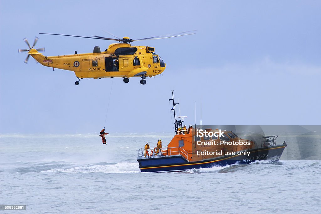 RAF Rescue helicopter and RNLI rescue boat in action - Royaltyfri Kustbevakning Bildbanksbilder