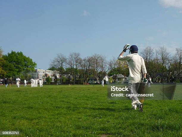 Photo libre de droit de Batteur De Cricket Vue De Derrière De Partir À La Batte banque d'images et plus d'images libres de droit de Cricket