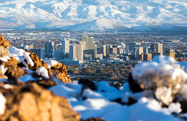 reno, nevada ukryty za trochę śniegu i kamieniami. - nevada zdjęcia i obrazy z banku zdjęć