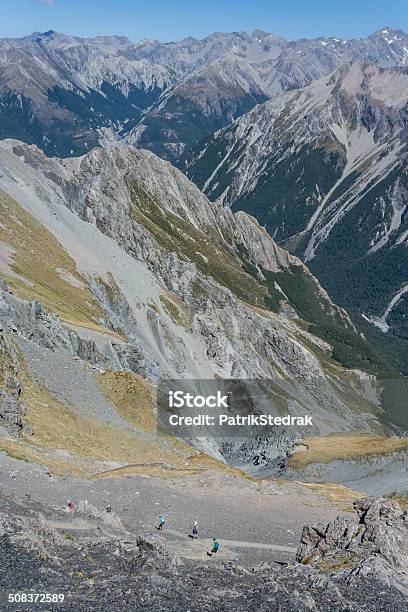 Foto de Caminhantes Em Trilha Para Vale Glacial Nos Alpes Do Sul e mais fotos de stock de Adulto