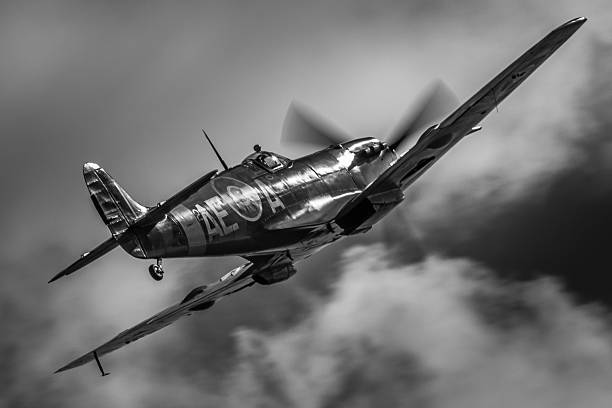 spitfire-wwii samolot myśliwski-nostalgiczny & biały czarny - spitfire airplane world war ii airshow zdjęcia i obrazy z banku zdjęć