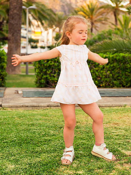 소녀만 댄스 직원들은 눈을 - child dancing preschooler outdoors 뉴스 사진 이미지