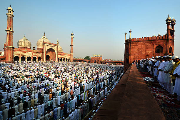 eid mubarak - india delhi old delhi mosque photos et images de collection