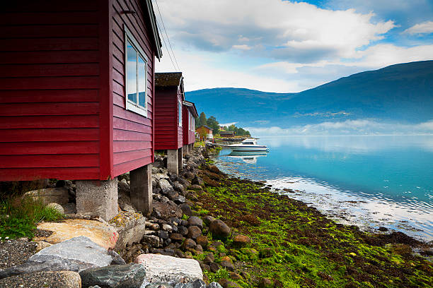 olden, sogn og fjordane, noruega - norway chalet nordic countries bay fotografías e imágenes de stock