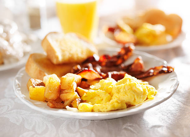 total pequeno-almoço com ovo mexido, fritos e bacon, batata - breakfast plate imagens e fotografias de stock