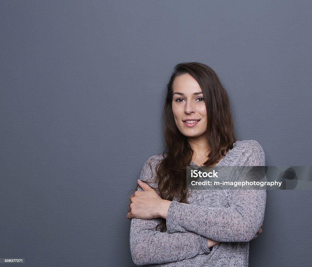 Junge Frau lächelnd mit cardigan - Lizenzfrei Frauen Stock-Foto