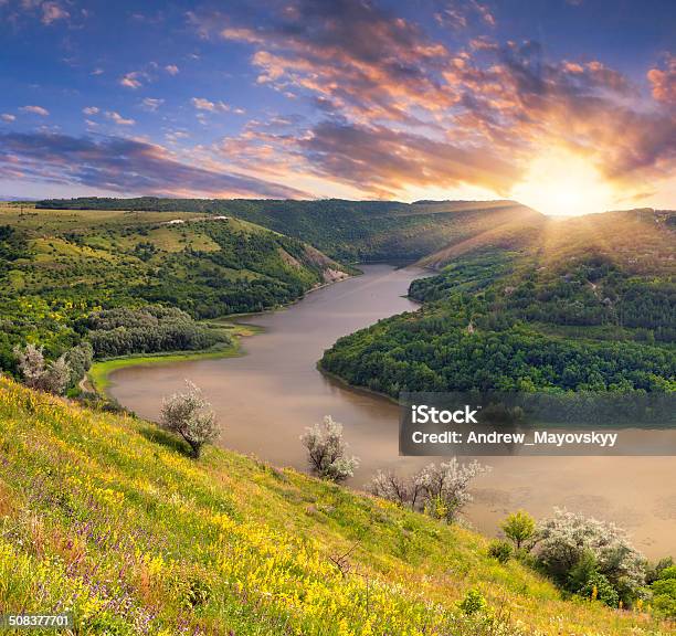 Dramatische Sommer Sonnenaufgang In Der Nähe Des River Stockfoto und mehr Bilder von Anhöhe