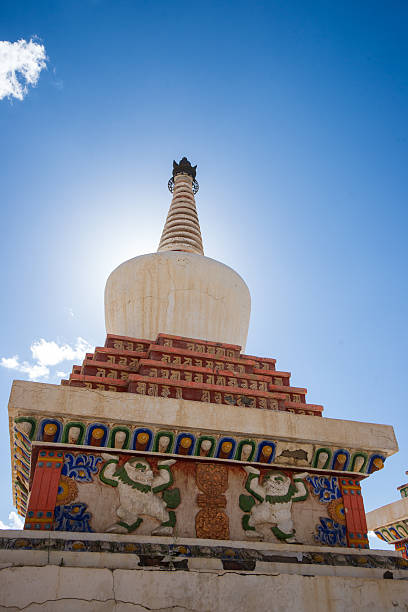 blanco tibetano pagodas en el sol - lamaism fotografías e imágenes de stock