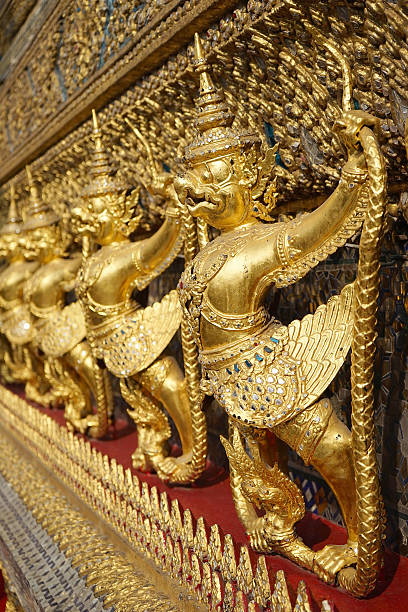 da garuda estátuas de ouro no templo do buda esmeralda, banguecoque, - garuda bangkok thailand gold imagens e fotografias de stock