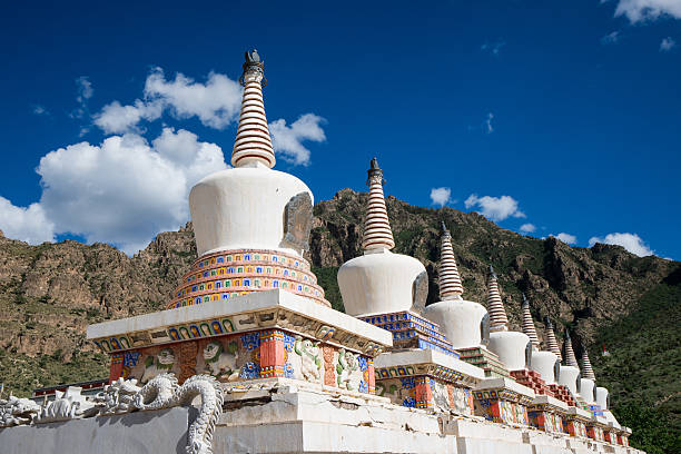 tibetano pagodas blanco - lamaism fotografías e imágenes de stock