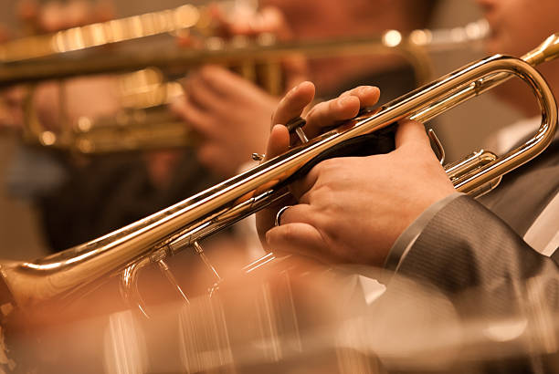 do trompete nas mãos de um músico na orquestra - trumpet musical instrument brass band classical music imagens e fotografias de stock