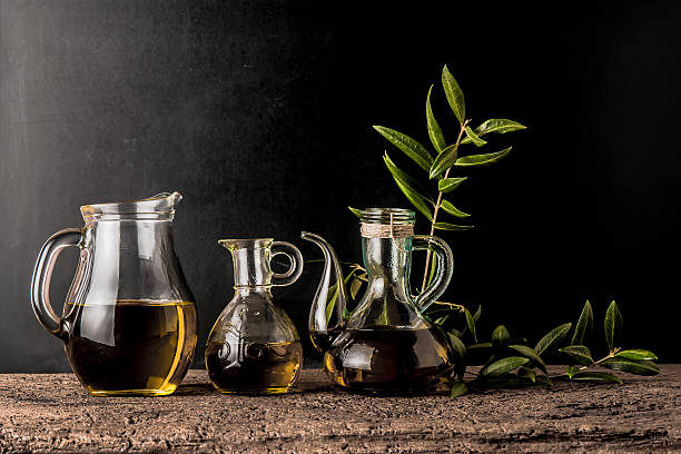 des huiles d'olive vierge supplémentaire - cooking oil extra virgin olive oil olive oil bottle photos et images de collection