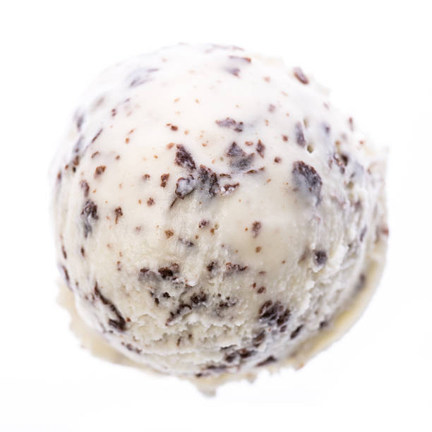 pallina di gelato alla stracciatella isolato su sfondo bianco - close up cookie gourmet food foto e immagini stock