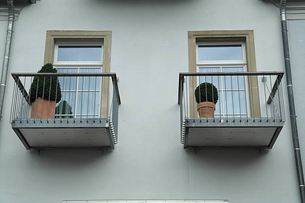 zwei balkone - symetrie стоковые фото и изображения