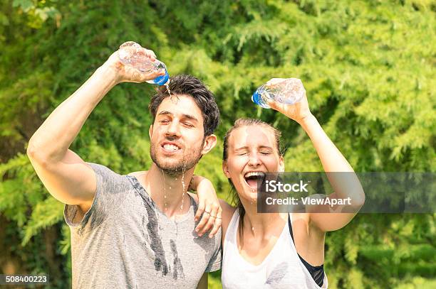 Sportliche Paar Erfrischende Mit Kaltem Wasser Nach Dem Lauf Training Stockfoto und mehr Bilder von Schweiß