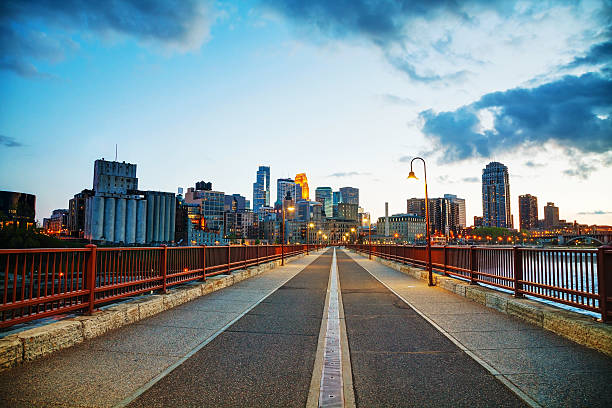 estação do centro da cidade de minneapolis, minnesota à noite tempo - arch bridge imagens e fotografias de stock