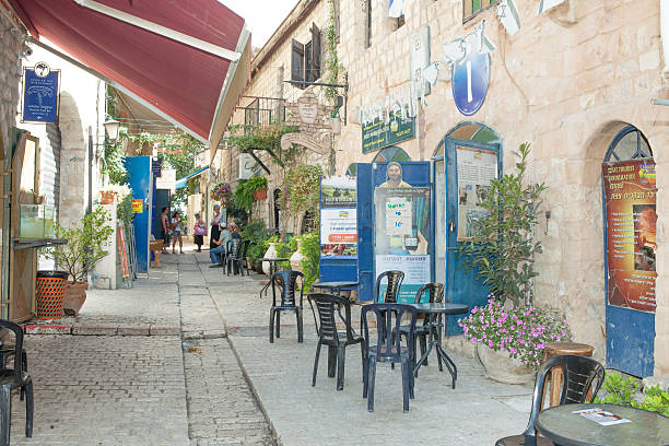 i turisti a piedi dai negozi e gallerie d'arte safed - safed foto e immagini stock