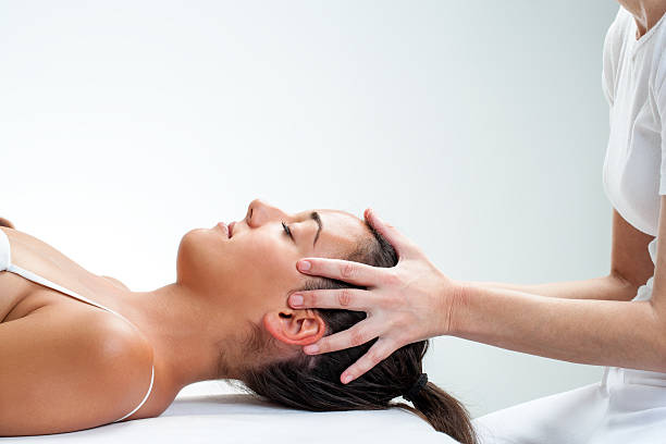 therapist fazer a cicatrização osteopathic tratamento na mulher. - reiki alternative therapy massaging women imagens e fotografias de stock