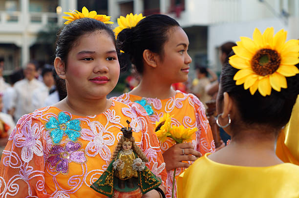 schule mädchen umzug der straße zum feiern sinulog - glorification stock-fotos und bilder