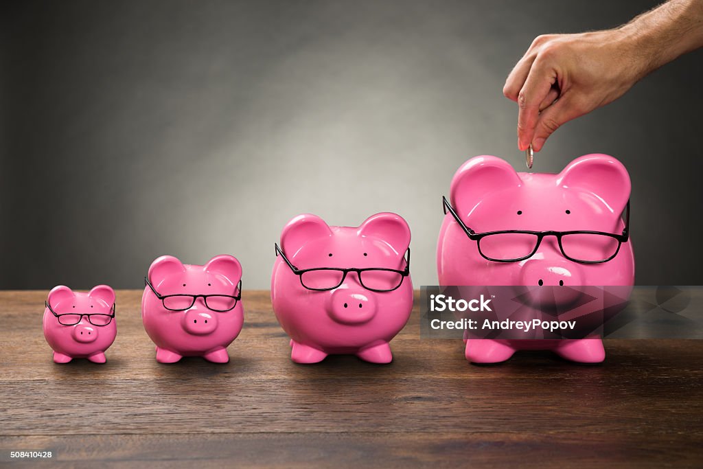 Person Hand Inserting Coin In Piggybank - Royalty-free Spaargeld Stockfoto