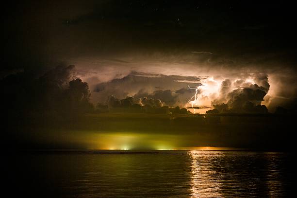 lampi sul mare - ocean scenic flash foto e immagini stock