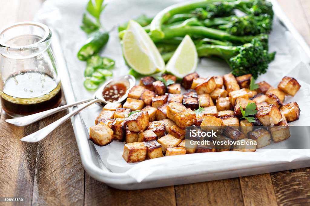 Mélangez au tofu frits dans un moule à gâteau - Photo de Aliment libre de droits