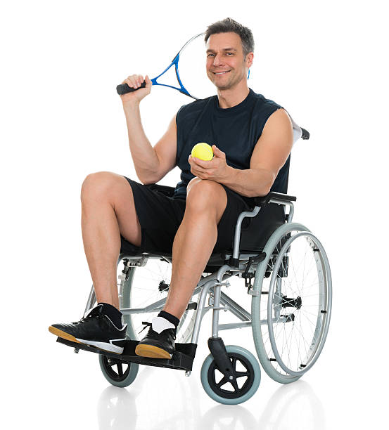wyłączone człowiek trzyma rakieta i piłki - men chair wheelchair sport zdjęcia i obrazy z banku zdjęć