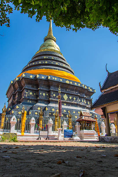 pagode templo phrathat lampang luang em lampang, tailândia - bangkok province photography construction architecture imagens e fotografias de stock