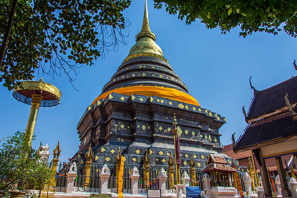 pagode templo phrathat lampang luang em lampang, tailândia - bangkok province photography construction architecture imagens e fotografias de stock