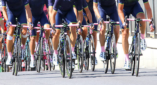 equipo de los ciclistas con el blue jersey en bicicleta de carreras - cycle racing fotografías e imágenes de stock