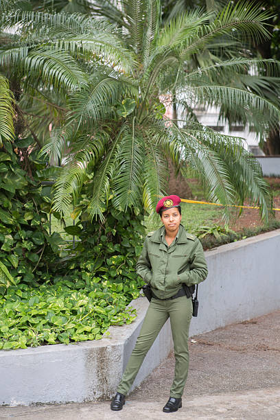 kubańskie żołnierz na cło na rogu ulicy w hawanie na kubie - cło zdjęcia i obrazy z banku zdjęć