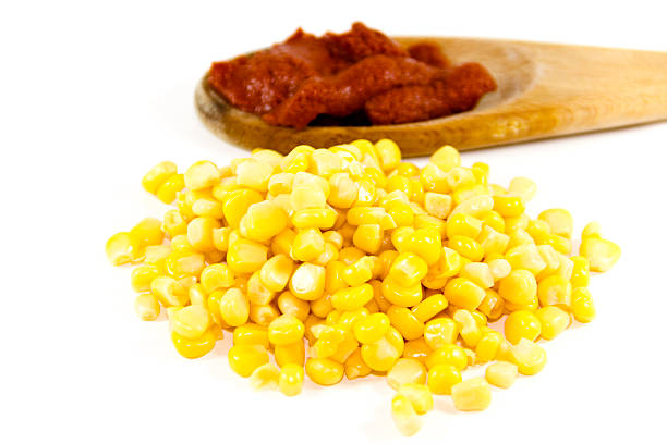świeży żółty kukurydza z koncentrat pomidorowy - maiskörner zdjęcia i obrazy z banku zdjęć