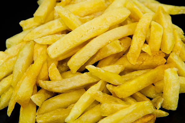 fresca golden patatas fritas - french fries fast food french fries raw raw potato fotografías e imágenes de stock