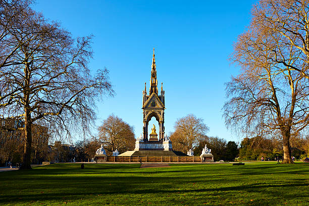 альберт мемориал и кенсингтонских садах - kensington gardens стоковые фото и изображения