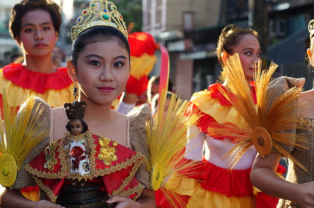 schule mädchen umzug der straße zum feiern sinulog - glorification stock-fotos und bilder