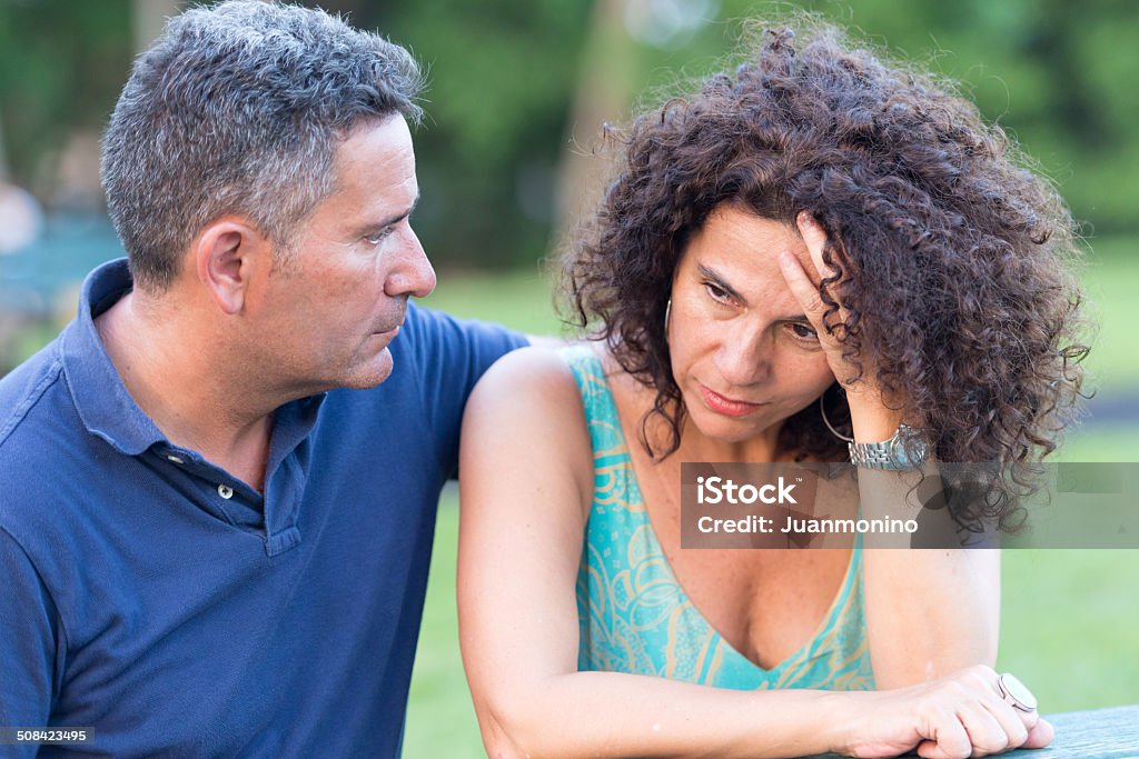 Preocupado hispânica casal - Foto de stock de Menopausa royalty-free