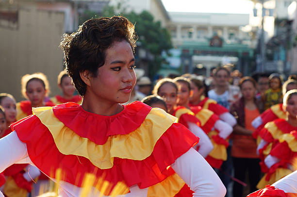 männliche schwul paraden der straße für sinulog festival - glorification stock-fotos und bilder