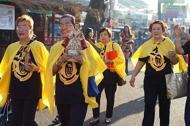 personnes à la défilé de la rue pour célébrer sinulog festival - glorification photos et images de collection
