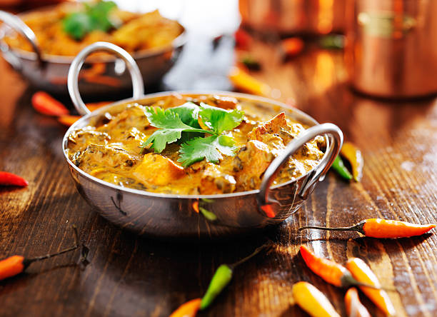 indian saag paneer curry - curry sauces stock-fotos und bilder